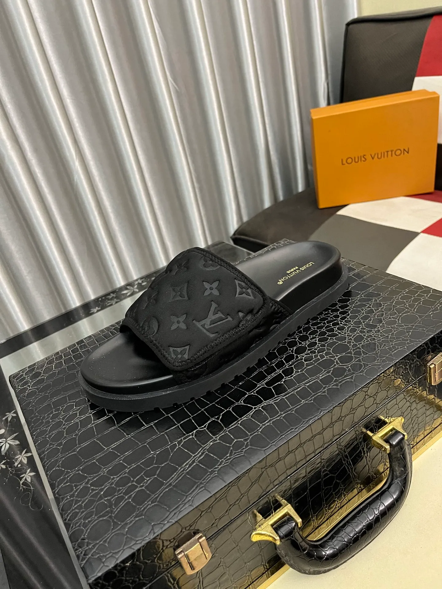 Men's men's shoes💰320⌚️⌚️[Louis Vuitton LV slippers] (high-end cowhide) counter 1:1 fashion style summer must-have! The designer used LV’s iconic outsole. The original simple slippers instantly become fashionable! The upper is made of flexible special cowhide leather straps alternately, and the workmanship is exquisite! A must-have for stylish men in summer, size 38-44